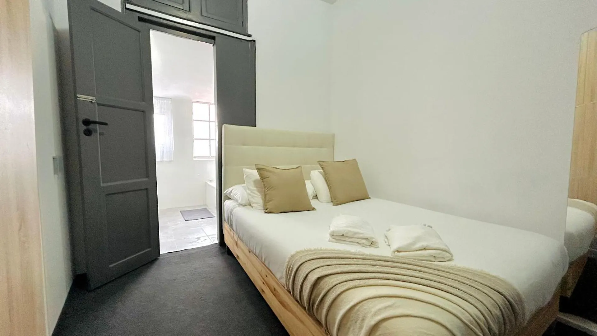 Low Cost Arroios Rooms contacts